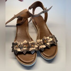 NWOT Inuovo gold platform comfort sandals size EU 39 US 8.5